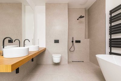 Sonne von morgens bis abends: Lichtdurchflutete 2-Zimmer-Erdgeschosssuite mit großem Privatgarten