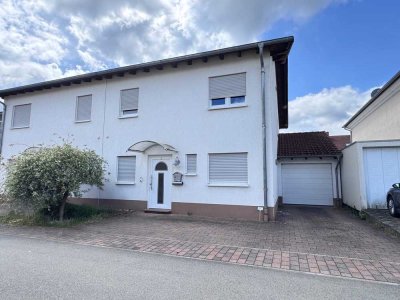 MODERN DUPLEX WITH GARAGE AND FENCED YARD NEAR GOLF COURSE!