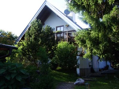 Sehr schöne 3 Zimmer Wohnung in 2 Fam.-Haus, mit großen Balkon und Garage