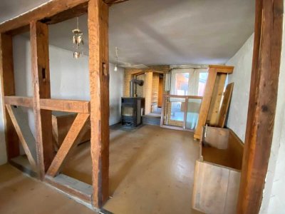 Doppelhaushälfte mit Wohnung, ausbaubarem Dach, ehemaligem Stall, Werkstatt und Gärtchen in Weiler