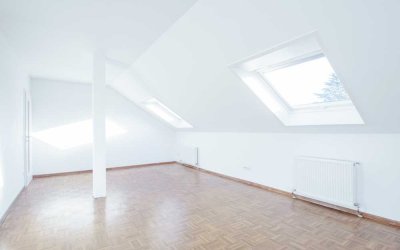Lichtdurchflutet & Modernisiert: Großzügige 3,5-Zimmer-Dachgeschosswohnung mit Balkon