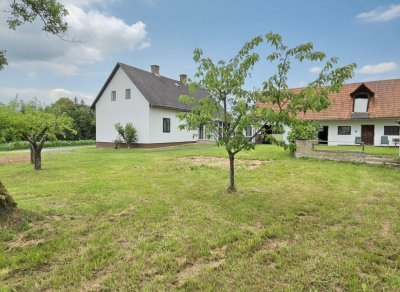 Altes Bauerngehöft mit Stall und Wirtschaftsgebäuden in sonniger sowie leicht erhöhter Ruhelage an einer Sackgasse