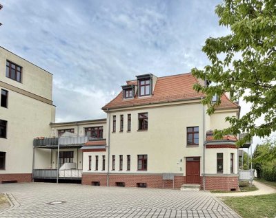 Markante 2,5-Zimmer-Wohnung mit Balkon, Einbauküche und Stellplatz in ruhiger Lage