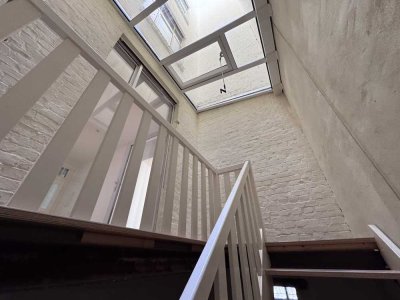 Altbaucharme: Helle 4 Zi. Wohnung mit Garten und privatem Keller