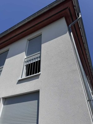 Freundliche und neuwertige 4-Zimmer-Doppelhaushälfte mit geh. Innenausstattung und EBK