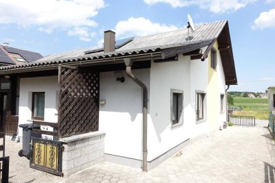 GERÄUMIGES WOHNHAUS MIT NEBENGEBÄUDEN UND GARTEN