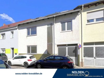 ***VIEL PLATZ, VIELE MÖGLICHKEITEN - ZWEIFAMILIENHAUS MIT WINTERGARTEN, GARTEN & AUSBAUPOTENZIAL***