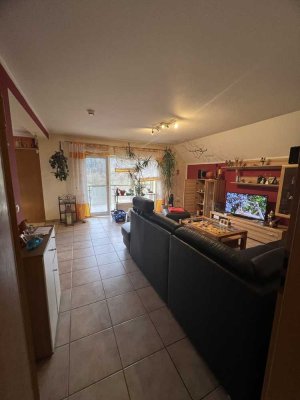 Helle 3-Zimmer Dachgeschosswohnung mit Balkon, bereits teilmöbliert