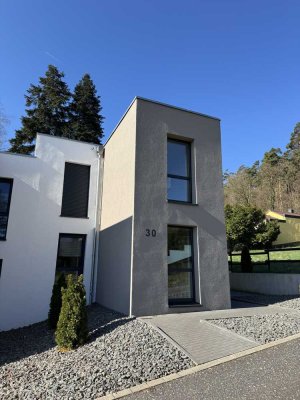 In Mechernich-Kommern: exklusive Neubauwohnung mit drei Zimmern und Balkon/Terasse