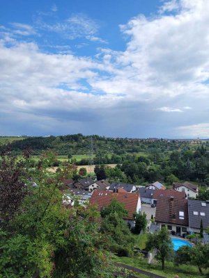 Attraktive und gepflegte 4,5-Zimmer-Wohnung inkl. Balkon und unverbaubarem Ausblick