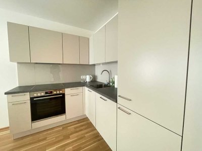 Helle 2-Zimmer-Neubauwohnung mit Balkon und Einbauküche — möbliert