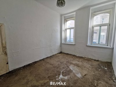 1 Zimmer. Oder mit 2tem, zum Zusammenlegen und sanieren.