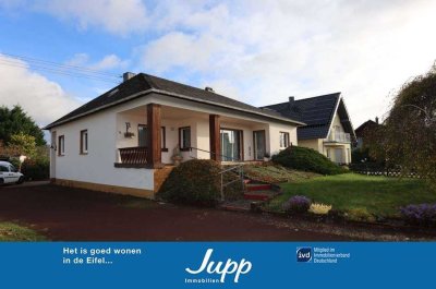 Bungalow mit Garagen, kleinem Nebengebäude und schönem Garten, Anschau