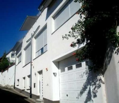 +++ AVERNET - GEHOBENES REIHENHAUS IN WASENWEILER AM KAISERSTUHL +++