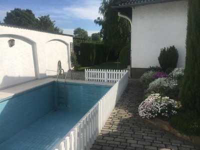 Saniertes Reihenhaus mit fünf Zimmern und EBK in Mainz-Kastel