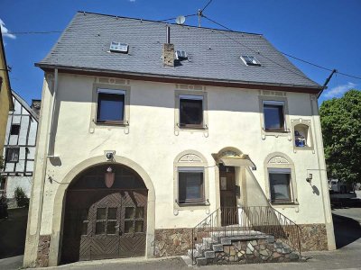 Kröv-Zentrum: 1-2 Familienhaus mit Stellplätzen und Freisitz in zentraler Lage!
