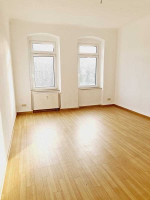 WG-gerecht im 1. OG / Bad mit Wanne / Laminat / Küche mit Balkon