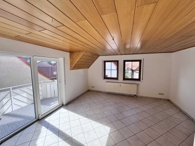 Sanierte, lichtdurchflutete Dachgeschosswohnung mit großem Südbalkon I 54 qm