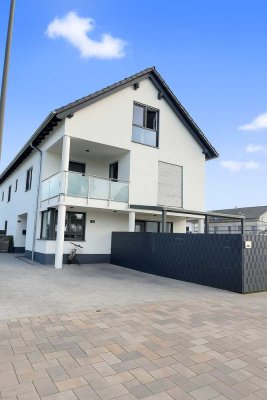 Luxus Neubau DHH im Neubaugebiet mit Garten, Balkon, Terrasse, zwei Bädern.
