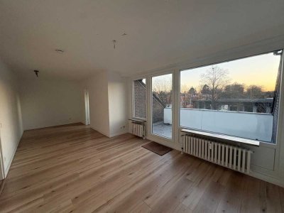 Couratgefrei: Sanierte Dachgeschoss-Wohnung mit Südwest-Loggia in Meiendorf