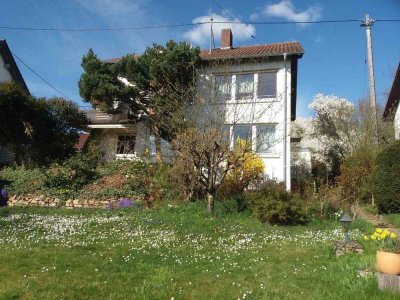 Zwei sonnige 4-Zimmerwohnungen in 2-Familienhaus mit großem Gartengrundstück, jeweils