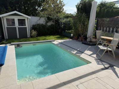 Modernes Reihenhaus, möbliert mit Pool und E-Stellplatz