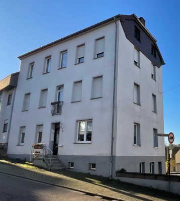 Charmantes 2-Familienwohnhaus in Schwalbach-Elm – Modernisiert mit Potenzial