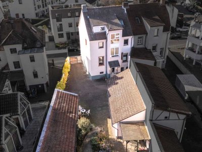 ZUSAMMEN LEBEN, GETRENNT WOHNEN – Vielseitiges Ein-bis Zweifamilienhaus mit Anbau, Garage & Innenhof