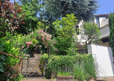 Haus mit Einliegerwohnung, wundervoller Aussicht, mediterraner Stil, 3 Terrassen, Garten, 2 Garagen