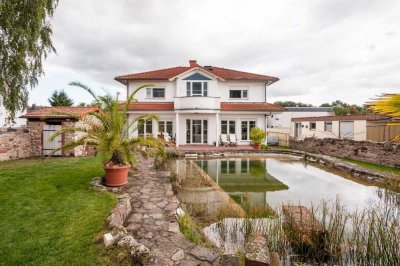 Landhaus-Villa am Feldrand mit großem Schwimmteich und Saunahaus