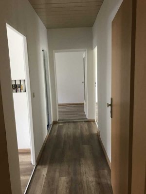 Ansprechende und gepflegte 3-Raum-Hochparterre-Wohnung mit Balkon in Gersdorf