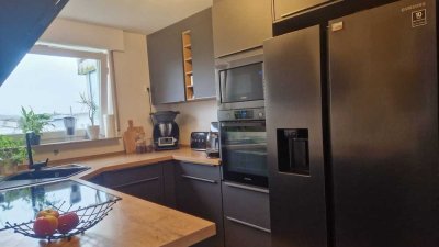Moderne 3,5-Zimmer-Wohnung mit Balkon, Garage und Aufzug in Köngen langfristig zu vermieten.