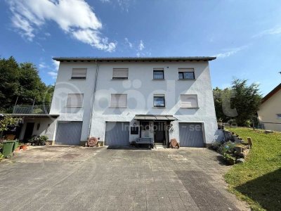 Idyllisches Zweifamilienhaus mit besonderer Gartenanlage