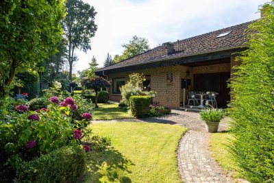 *** EINLADENDER BUNGALOW mit WALMDACH auf RIESEN GRUNDSTÜCK mit kleinem WALDSTÜCK ***