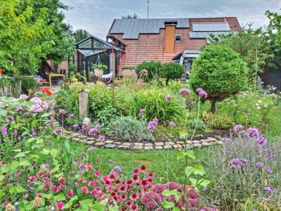 Freistehendes Architektenhaus mit großem Garten und Einliegerwohnung in Feldrandlage