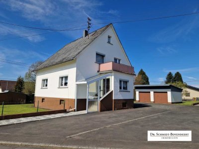 Gepflegtes Einfamilienhaus mit schönem Grundstück und 2 Garagen in Ortsrandlage von Fehl-Ritzhausen!