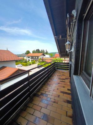 Renovierungsbedürftiges Raumwunder in Siegsdorf! – Großzügige 3-Zi-DG mit Wintergarten und Balkon