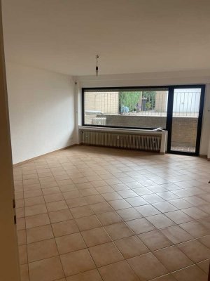 Ansprechende 2-Zimmer-Souterrain-Wohnung mit gehobener Innenausstattung mit Balkon in Korschenbroich
