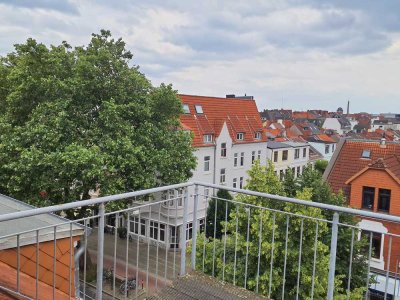 Attraktive und vollst. renovierte 3-Raum-Maisonette-Wohnung mit geh. Innenausstattung mit EBK