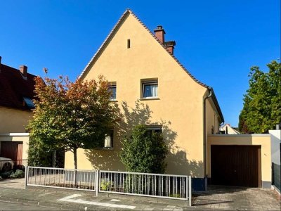 Freistehendes Einfamilienhaus mit mediterranem Flair und gepflegtem Garten
