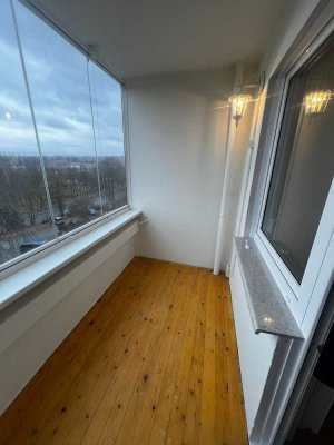 ** 2-Raum-Wohnung mit Einbauküche und Loggia**