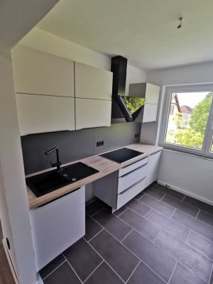 Sanierte 3 Zimmer Wohnung Balkon, Stellplatz, EBK + Aufzug