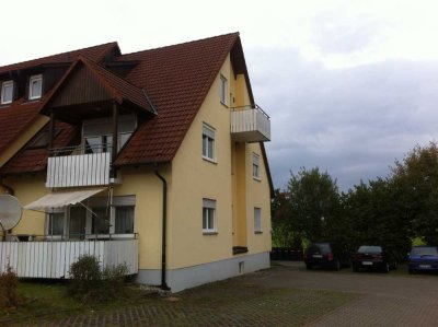 Helle 3-Zimmer Dachgeschosswohnung mit Balkon und Einbauküche in Schnelldorf
