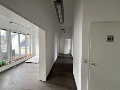 Dachgeschoß-NEUBAU-Wohnung mit 3 Zimmern! Inkl. 2 Kfz-Stellplätzen!