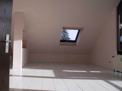 Freundliche 2,5-Zimmer-Dachgeschosswohnung mit Loggia und Einbauküche in Swisttal