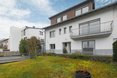 Gepflegtes Zweifamilienhaus mit tollem Ausblick, Doppelgarage und Garten!