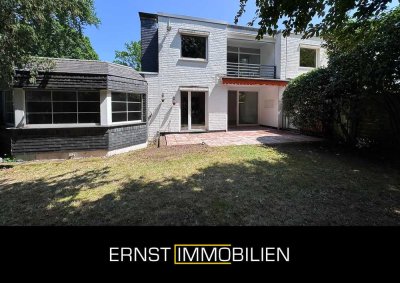 Reiheneckhaus mit Garten, Garage und Anbau mit offenem Kamin