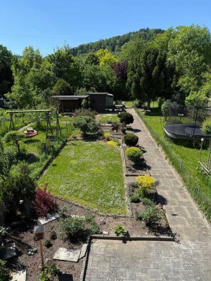 Gepflegtes Reihenhaus mit großem Garten und kleiner Werkstatt