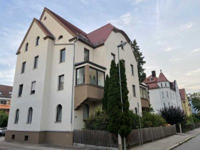 Altbaucharme trifft auf Wohnkomfort. 4-Zimmer-Dachgeschosswohnung in Pfersee!