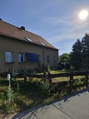Zur Vermietung steht eine Doppelhaushälfte mit viel Platz innen wie außen.